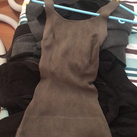 House of CB dress, colour is more like green Kakhi: colour isn’t grey - Picture 2 of 5